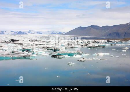 Eisberg am Jökulsárlón Lagune in Island. Berühmten See. Reiseziel für Touristen neben Vatnajökull-Gletscher. Stockfoto