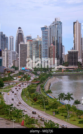 Panama City Skyline Blick von Balboa Avenue, Küste (Cinta Costera). Punta Paitilla, Punta Pacifica in Fron der Panama Bay am Pazifischen Ozean. Stockfoto