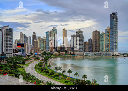 Panama City Skyline Blick von Balboa Avenue, Küste (Cinta Costera). Punta Paitilla, Punta Pacifica in Fron der Panama Bay am Pazifischen Ozean. Stockfoto