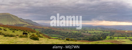 Blick über die Landschaft der Brecon Beacons National Park an einem bewölkten Tag, vom Heu Bluff Parkplatz in den Schwarzen Bergen, Powys, Wales, UK gesehen Stockfoto