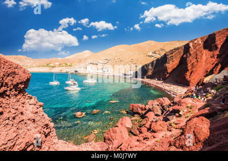 Roter Strand. Santorini, Inseln der Kykladen, Griechenland. Schönen Sommerlandschaft mit einem der berühmtesten Strände der Welt. Stockfoto