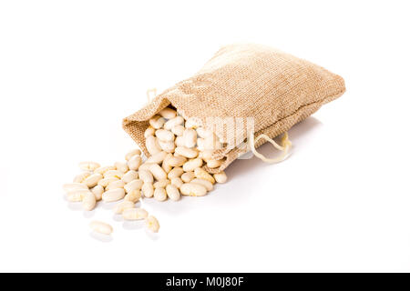 Beutel mit Ungekochtem weiße Bohnen, vegetarisches Essen auf weißem Hintergrund Stockfoto