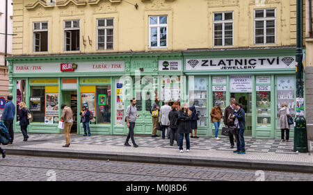 Menschen auf eine Straßenbahn Warten an einer Straßenbahnhaltestelle direkt Zlatnictvi Schmuck Shop entlang Spálená in Prag, Tschechische Republik Stockfoto