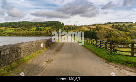 Straße über die Staumauer des Llwyn - am Stausee in der Nähe von Merthyr Tydfil, Mid Glamorgan, Wales, Großbritannien Stockfoto