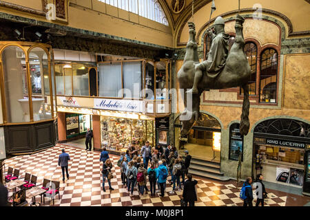 Statue von König Wenzel Reiten ein upside-down Dead Horse von Prag Künstler David Cerny in der Lucerna Galerie Stockfoto