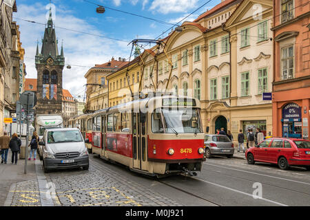 Tatra T3 in Prag Tram entlang Jindřišská in Prag mit der Straße Jindrisska Turm im Hintergrund Stockfoto