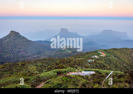 Schöne Landschaft bei Sonnenaufgang von Adams Peak gesehen, Sri Lanka Stockfoto