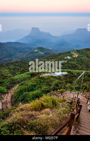 Wanderweg von Adams Peak bei Sonnenaufgang, Sri Lanka Stockfoto