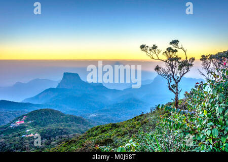 Adams Peak Mountain Schatten über der Bergkette, Sri Lanka Stockfoto