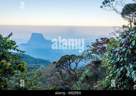 Adams Peak Mountain Schatten über der Bergkette, Sri Lanka Stockfoto