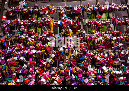 VERONA, ITALIEN - Juni 02, 2014: Schlösser attachted an die Mauer von Julias Haus in Verona als Beweis der Liebe Stockfoto