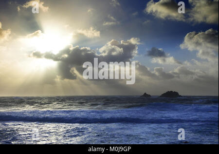 Hohe winter See vor der Küste von Cornwall, UK - Johannes Gollop Stockfoto