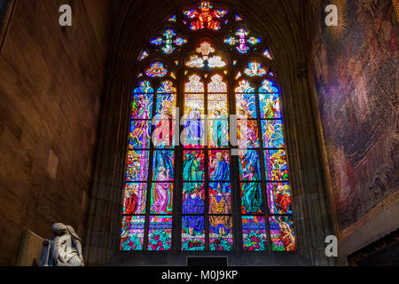 Die Kapelle des Hl. Ludmila in Prag, die St. Vitus Kathedrale mit der schönen Glasmalereien Pfingsten Glasfenster gemalt von Max Švabinský Stockfoto