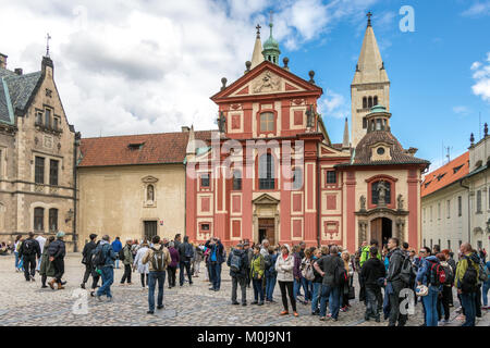 Massen von Besuchern und Touristen versammeln sich außerhalb von St. George's Basilika, in der Prager Burg, Prag, Tschechische Republik Stockfoto