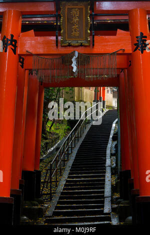 Eine Laterne haengt entlang der Torii Weg des Fushimi Inari in Kyoto, Japan. Stockfoto