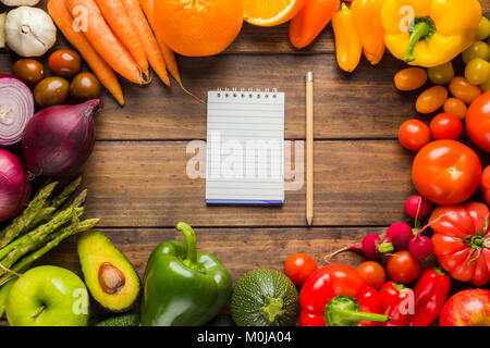 Rahmen der verschiedenen Arten von Obst und Gemüse auf einem Holztisch mit negativen Raum zu Logo oder Text platzieren. Stockfoto