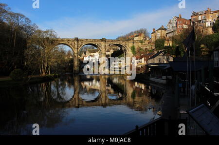 Reflexionen über den Fluss Nidd in Knaresborough einen bitteren Januar Vormittag Stockfoto