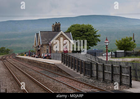 Die 1233 Appleby - Leeds Northern Rail Zug kreuze Ribblehead Viadukt, da es Ansätze Ribblehead station. Stockfoto