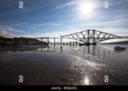 03/06/2016 North Queensferry, die Forth Bridge (Fife) ein Class 68 Lokomotive Kreuze mit einem scotrail Zug. Stockfoto