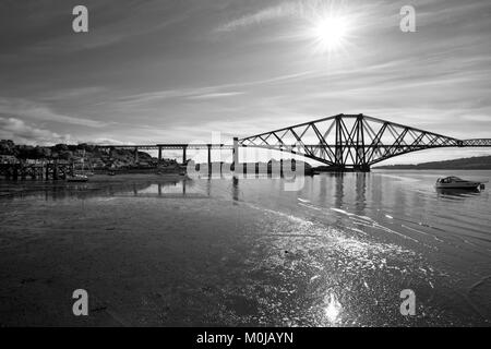 03/06/2016 North Queensferry, die Forth Bridge (Fife) ein Class 68 Lokomotive Kreuze mit einem scotrail Zug. Stockfoto