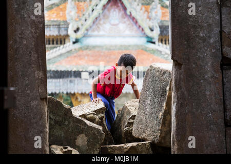 Junge klettern in der Alten längst vergangene angkorianische Tempel Wat Ek Phnom; in Battambang, Kambodscha Stockfoto