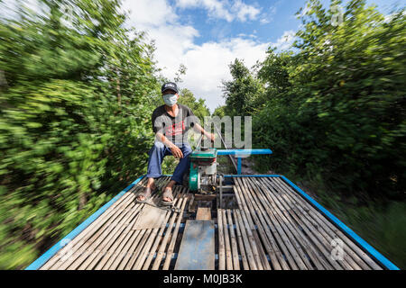 Treiber auf der Norry, der Bambus Zug; in Battambang, Kambodscha Stockfoto