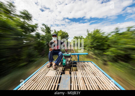 Treiber auf der Norry, der Bambus Zug; in Battambang, Kambodscha Stockfoto