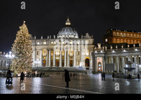 Rom, Italien, 11. Dezember 2017: Saint Peter's Square mit riesigen Weihnachtsbaum in der Nacht. Rom - 11. Dezember 2017 Stockfoto