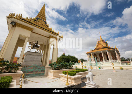 Pavillon der das Reiterstandbild von König Norodom im Königlichen Palast; Phnom Penh, Kambodscha Stockfoto