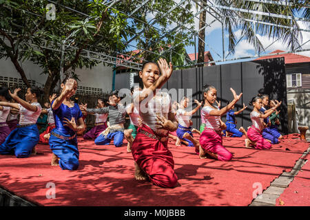 Kambodschanische Mädchen üben Khmer klassischen Tänze an der Schule der Kunst, Siem Reap, Kambodscha Stockfoto