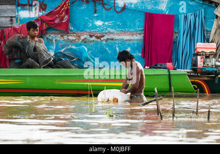 Fischer und eine Bootsfahrt auf dem Tonle Sap, Siem Reap, Kambodscha Stockfoto