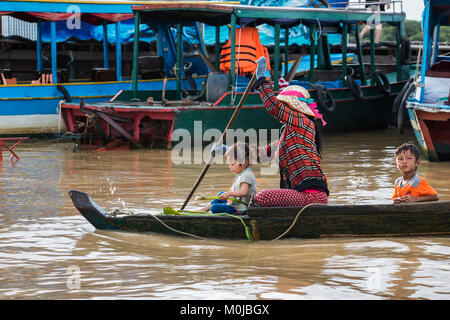 Frau und Kinder in einem Boot auf dem Tonle Sap, Siem Reap, Kambodscha Stockfoto