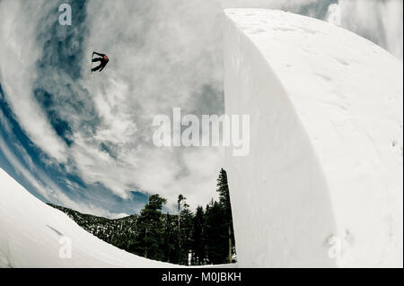 Eine professionelle Snowboarder flipping Mid-air auf Heavenly Resort; South Lake Tahoe, Kalifornien, Vereinigte Staaten von Amerika Stockfoto