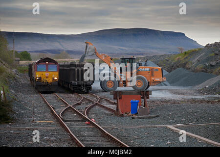 DB Cargo Aggregate Zug mit gritstone in der abstellgleise Neben Ribblehead Station geladen Stockfoto