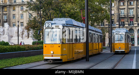 Eine gelbe Straßenbahn fährt auf einer Spur durch die Straßen; Budapest, Budapest, Ungarn Stockfoto