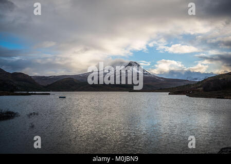 Blick über das Wasser des Loch Schlecht na Sgalag Damm in Richtung Baosbheinn an einem kalten Wintertag. Stockfoto