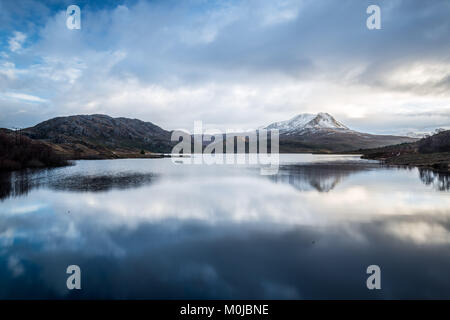 Blick über das Wasser des Loch Schlecht na Sgalag Damm in Richtung Baosbheinn an einem kalten Wintertag. Stockfoto