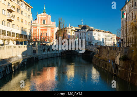 Blick auf das Stadtzentrum von Ljubljana mit Triple Bridge und Franziskanerkirche Stockfoto