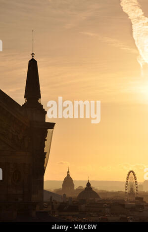 Blick auf Paris von Dächern bei Sonnenuntergang gesehen Stockfoto