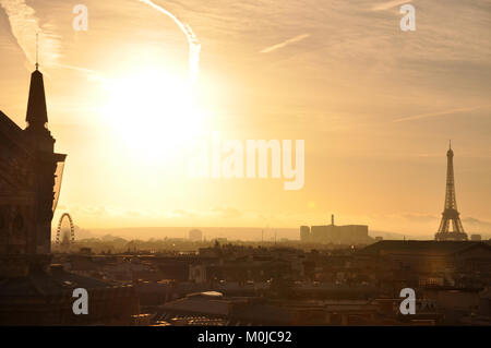 Blick auf Paris von Dächern bei Sonnenuntergang gesehen Stockfoto