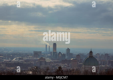 Die Kuppel der Kathedrale von Brescia vom Schloss aus gesehen. Stockfoto