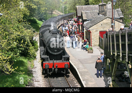 Krieg Abteilung Dampflok 90733 kommt an der Plattform, Haworth, Haworth, West Yorkshire, UK - 16. Mai 2010 Stockfoto