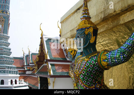 Statue des Dämons (yaksha) am goldenen Chedi des Wat Phra Kaew, Bangkok, Dämonen' Yaksha' sind und goldene Stupa im Tempel des Smaragd Buddha Stockfoto