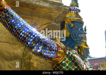 Statue des Dämons (yaksha) am goldenen Chedi des Wat Phra Kaew, Dämonen' Yaksha' sind und goldene Stupa im Tempel des Smaragd Buddha Stockfoto