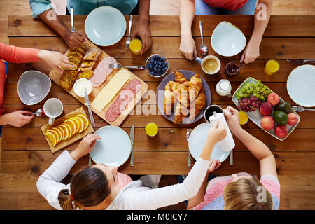 Gruppe von Personen mit Frühstück in der Tabelle Stockfoto