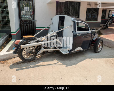 Eine einmalige Custom Motorrad und Oldtimer in einem Dreirädrigen Fahrzeug Motorrad Izuka Santa Cruz Bay Mexiko, Stockfoto