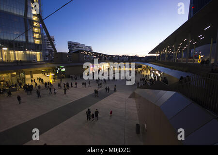 Ein schön ungewöhnlich breite Angle Shot ofThe CityLife Einkaufszentrum, Mailand, Italien, in der Dämmerung Stockfoto