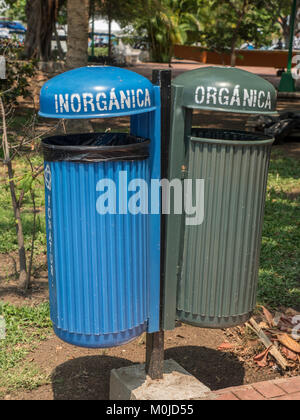 Öffentliche Mülleimer in einem Park für das Recycling von organischen und anorganischen Abfällen in Santa Cruz Bay Oaxaca, Huatulco, Mexiko Stockfoto