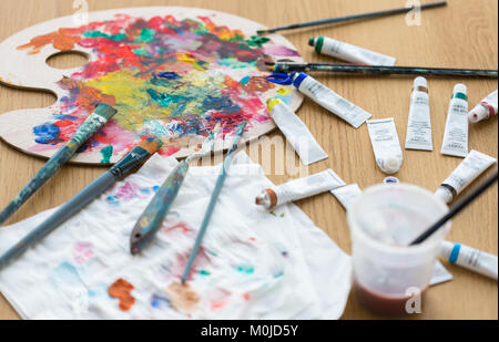 Palette, Pinsel und Farbe Rohre auf Tisch Stockfoto