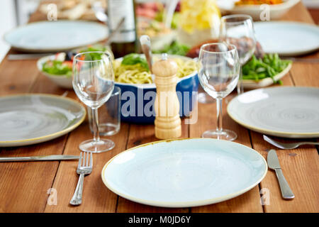 Tisch serviert mit Teller, Weingläser und Essen Stockfoto